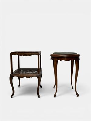 paire de tables d'appoint anciennes ornées de cannes de chaque côté