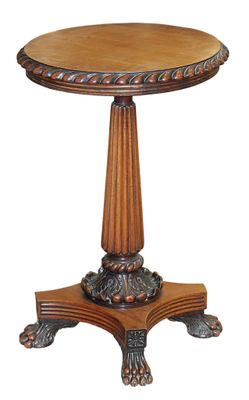 une photo d'une table en bois dont le plateau est sculpté