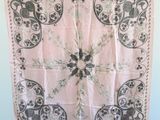 une écharpe rose et noire suspendue à une corde à linge