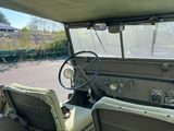 deux sièges à l'arrière d'un véhicule militaire