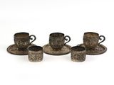 quatre tasses et soucoupes anciennes en argent sur fond blanc