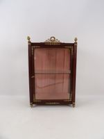 Petite vitrine d'applique en bois mouluré et laiton de style… (photo 3)