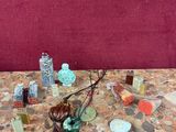 une table sur laquelle se trouvent plusieurs objets différents