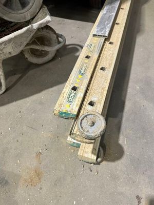 une photo d'un morceau de bois posé sur une table