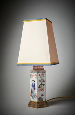 une photo d'une lampe de table surmontée d'un abat-jour bleu et blanc