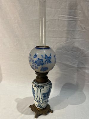 un vase bleu et blanc posé sur un socle, sur une surface blanche