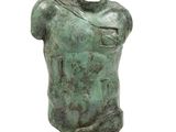 sculpture représentant un torse masculin sur un socle en bois