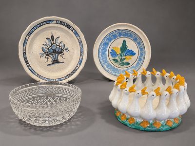 plusieurs types différents de plats et de bols décoratifs posés sur une table
