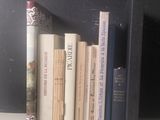 de nombreux livres qui sont rangés les uns à côté des autres sur une étagère