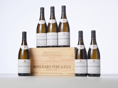 un lot de six bouteilles de vin posé à côté d'une caisse en bois