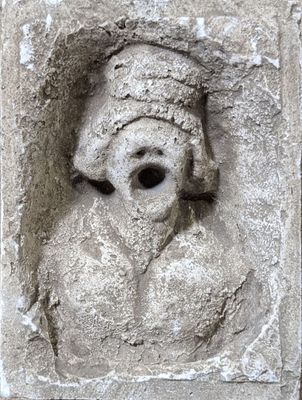 une statue d'un homme avec un chapeau sur la tête