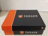 un gros plan sur une paire de baskets orange et noires
