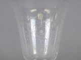 un vase en verre orné d'un motif