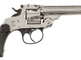 un gros plan d'un revolver sur fond blanc, avec un fond blanc