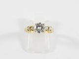une bague en or jaune sertie d'un diamant blanc et de trois diamants