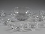 de nombreux bols et tasses en verre posés sur une table