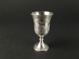 une coupe en argent ancien sur fond noir