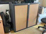 un bureau avec une chaise et une armoire dans une pièce