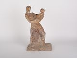 statue d'un homme tenant un bébé dans ses bras, sur fond blanc