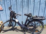 un vélo garé devant un mur bleu