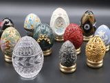 de nombreux œufs de différentes couleurs posés sur une surface noire