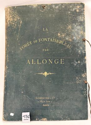 un livre vert posé sur une table, avec une étiquette de prix dessus