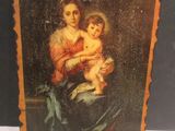 une peinture représentant une femme tenant un bébé sur ses genoux