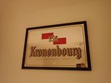 une photo d'une affiche accrochée au mur d'un hôtel