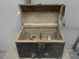 une vieille valise posée sur une table