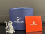 figurine en cristal Swarovski représentant un singe, présentée dans un coffret cadeau bleu
