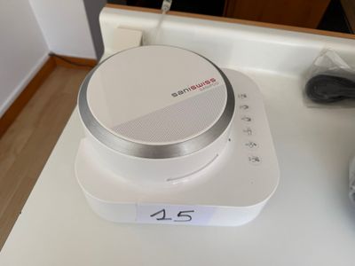 un appareil électronique blanc posé sur un comptoir