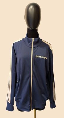 le mannequin porte une veste bleue à rayures blanches