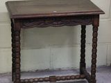 une petite table avec un plateau en bois posée sur un trottoir