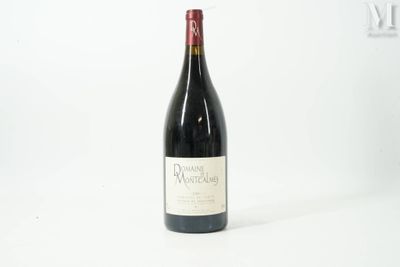 une bouteille de vin posée sur une table