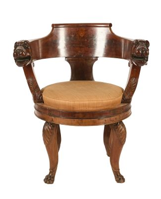 une image représentant une chaise en bois sur laquelle est posé un coussin de couleur beige