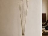 un lampadaire blanc au milieu du salon