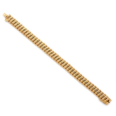 un bracelet en or avec des maillons de type « curb » sur fond blanc