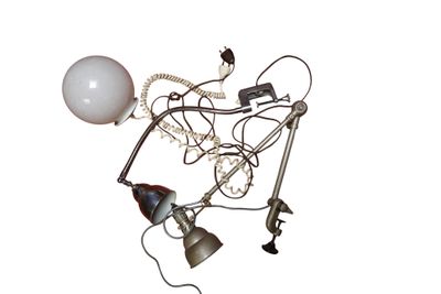 de nombreuses lumières suspendues au plafond
