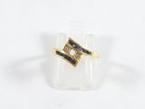 un gros plan d'une bague en or sertie d'un diamant noir et blanc