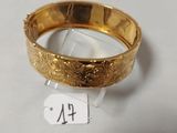gros plan d'une bague en or sur une surface blanche