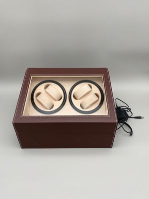 une photo d'un remontoir de montre dans un coffret en bois