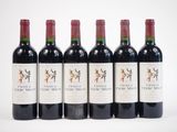 six bouteilles de vin rouge sont alignées