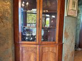 un meuble en bois avec une porte en verre dans une pièce