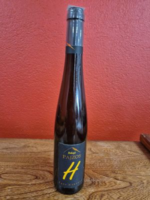 une bouteille de vin posée sur une table en bois