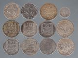 l'image d'un paquet de pièces de monnaie posé sur une table