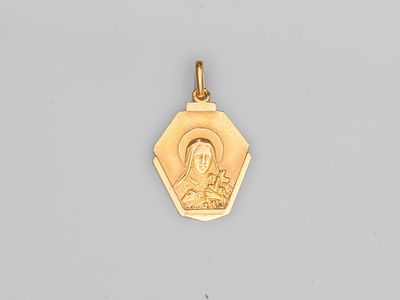 un pendentif en or représentant la Vierge à l'Enfant