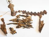 plusieurs morceaux de bois et une lampe posée sur une table