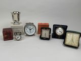 de nombreuses horloges de toutes sortes, posées sur une surface blanche