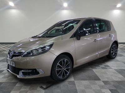 la photo d'une voiture beige garée dans un garage