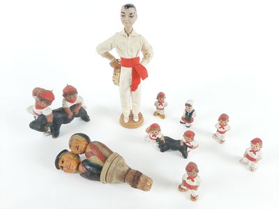 de nombreuses figurines représentant un homme en chemise blanche et pantalon rouge